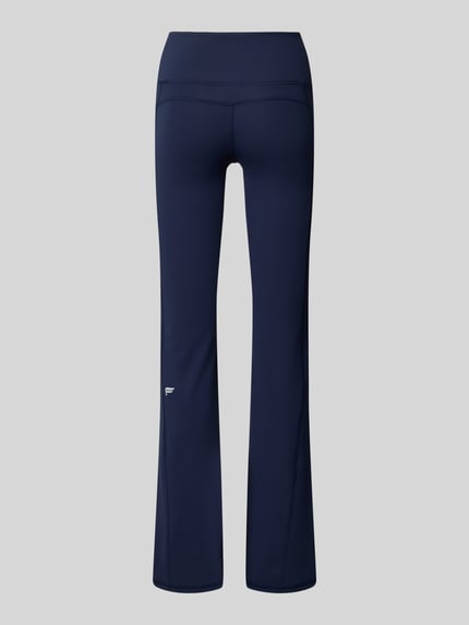 Produktfoto, dunkelblaue Flared Fit Leggins mit breitem Bund und Eingrifftaschen, Modell 'OASIS' von Fabletics, glatte Textur