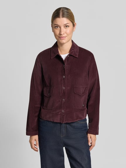 Damesmodel draagt Regular fit Hemdjacke aus reiner Baumwolle model 'VEGA' van Brax in bordeaux, Ganzkörperansicht van voren.