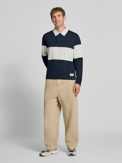 Männermodel trägt Regular Fit Poloshirt mit Label-Stitching Modell 'FREDERIKSBERG' von JACK & JONES, Colour-Blocking, Ganzkörperansicht von vorne, Baumwolle