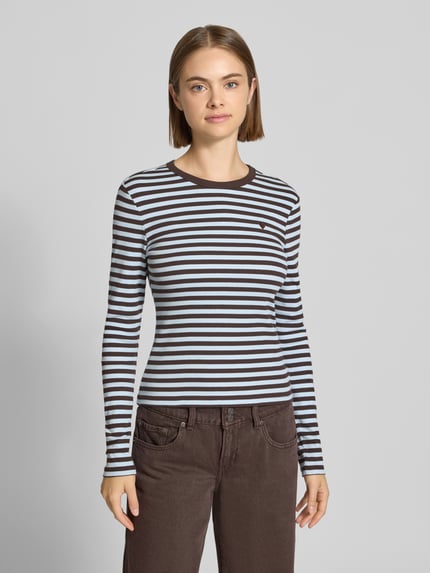 Frauenmodel trägt Regular Fit Langarmshirt aus Baumwoll-Mix Modell 'VAL' von ONLY, schmal gestreift in Braun und Hellblau, Ganzkörperansicht von vorne, Damen Langarmshirt von ONLY.