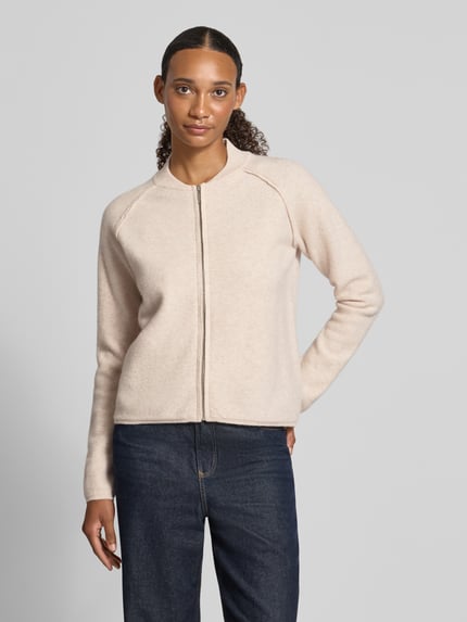 Frauenmodel trägt Regular Fit Jacke aus reiner Wolle von Christian Berg Woman in Beige mit Stehkragen und Reißverschluss, Nahaufnahme Oberkörper.
