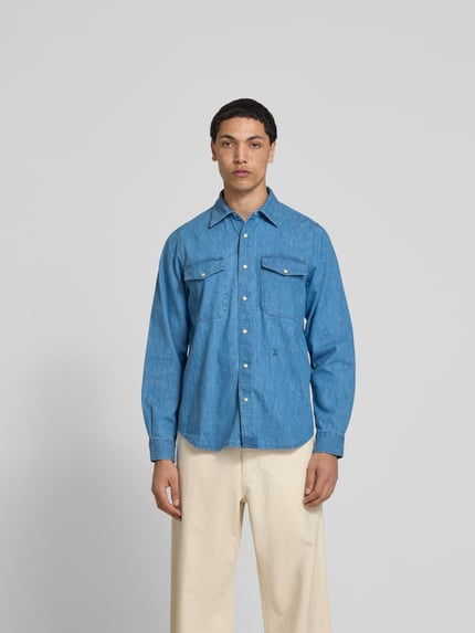 Męski model nosi Freizeithemd in Denim-Optik od Closed, bawełna z dodatkiem konopi, krój regular fit, długie rękawy, niebieski, widok całej sylwetki od przodu