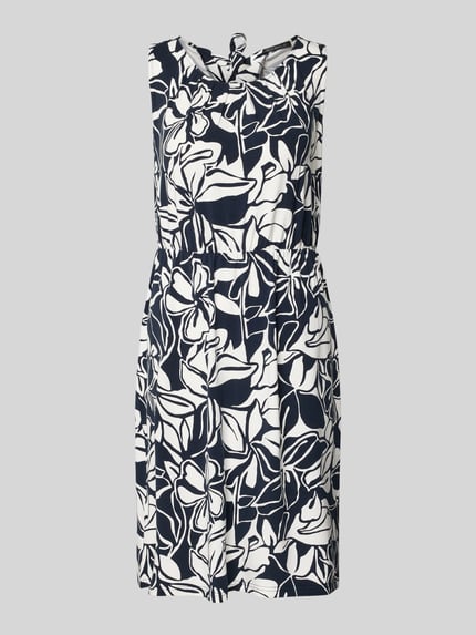 Produktfoto, Knielanges Kleid aus Viskose-Mix mit Rundhalsausschnitt von Betty Barclay, mieszanka wiskozy z dodatkiem streczu, taliowany krój, długość do kolan, okrągły dekolt, wycięcie w kształcie łezki z tyłu z wiązaniem, długość tyłu w rozmiarze 36: 97 cm, szerokość w rozmiarze 36: 39 cm, wzór w czarno-białe abstrakcyjne liście, gładka tekstura