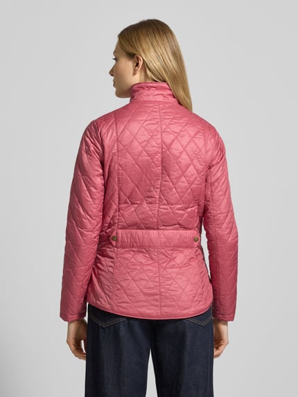 Modelka nosi kurtkę pikowaną Regular Fit Steppjacke mit Stehkragen Modell 'FLYWEIGHT' von Barbour, efekt: jednolity kolor, stójka, zapięcie na zatrzask, długi rękaw, kieszenie z patką, wykończenie materiału: pikowanie, widok całej sylwetki z tyłu.