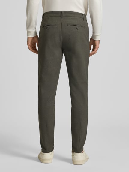 Männermodel trägt Slim Fit Hose mit Viskose-Anteil Modell 'MARK' von ONLY in Dunkelgrün, strukturierte Oberfläche, Ganzkörperansicht Rückansicht, Herren Schmale Hose von ONLY & SONS