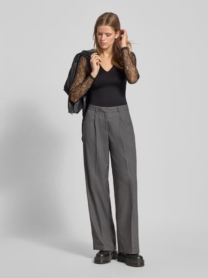 Frauenmodel trägt Slim Fit Body mit Spitzenärmeln Modell 'SIA' von Only, Optik:Unifarben, semitransparent, Stretch-Webstruktur, V-Ausschnitt, Langarm, Druckknopfverschluss, Spitze; Ganzkörperansicht von vorne.