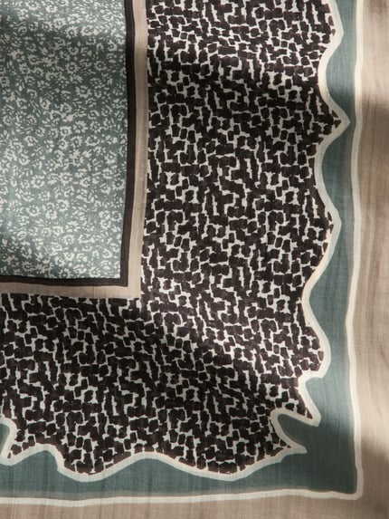 Produktfoto, Schal mit großem Logo-Print von MARC O'POLO in meerkleurig look met abstract grafisch all-over motief, mat, webware