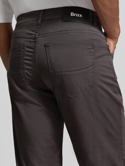 Mannenmodel draagt Slim Fit Stoffhose met Lyocell-aandeel Modell 'Cadiz' van Brax in 5-pocket-design, detailopname achterzijde, elastische katoenmix.