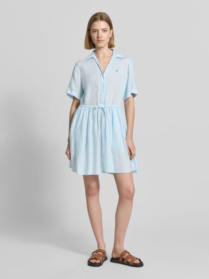 Vrouwenmodel draagt Ausgestelltes Freizeitkleid aus reinem Leinen van Tommy Hilfiger, lichtblauw, effen, uitlopend fit, mini, korte mouw, V-hals met overhemdkraag, logo stitching, puur linnen, vooraanzicht van het hele lichaam.