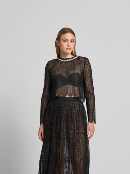 Vrouwenmodel draagt Slim Fit Longsleeve uit florale kant van Self-Portrait in zwart met siersteentjes, pure katoen, schoudervulling, vooraanzicht bovenlichaam