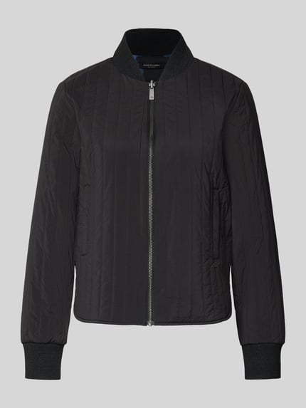 Produktfoto, Kurtka z stójką i wpuszczanymi kieszeniami od Scotch & Soda, krój regular fit, detal z logo, czarna, zamek błyskawiczny. Długość tyłu 57 cm, szerokość ramion 44 cm, szerokość klatki piersiowej 50 cm, długość rękawów 63 cm, rozmiar S.