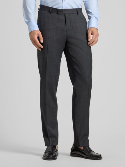 Männermodel trägt Regular Fit Anzug mit 2-Knopf-Sakko van bugatti, materiaalmix met scheerwol, pantalon met persplooien, Nahaufnahme onderlichaam