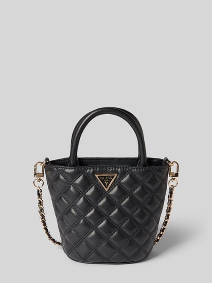 Produktfoto, Handtasche mit Steppnähten Modell 'GIULLY II' von Guess, zwart doorgestikte naden, labelapplicatie, draagband, schouderband, hoofvak met magneetsluiting, breedte 19 cm, lengte 16 cm, diepte 9 cm, schouderbandlengte 113 cm.