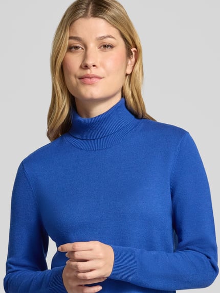 Frauenmodel trägt Regular Fit Rollkragenpullover aus Viskosemix von BETTY BARCLAY in kräftigem Blau, Strickoptik, Nahaufnahme Oberkörper.