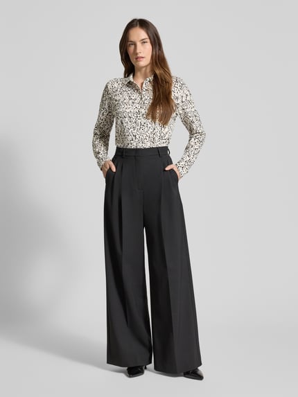 Frauenmodel trägt Regular Fit Hemdbluse aus Baumwoll-Mix von s.Oliver RED LABEL mit Optik: Allover-Muster, Ganzkörperansicht von vorne.