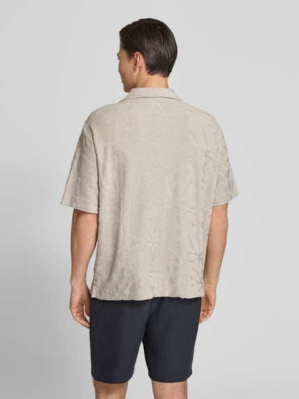 Männermodel trägt Regular Fit Freizeithemd aus Baumwoll-Mix Modell 'WE_FLOWER' von BOSS Orange, beige, strukturiert, Ganzkörperansicht Rückansicht.