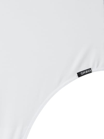 Produktfoto, Slim Fit Body mit Logo-Patch von Skiny aus elastischem Baumwoll-Mix, weiß, glatte Textur, Detailaufnahme.