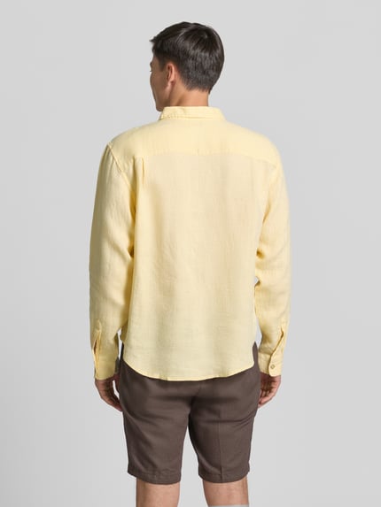 Männermodel trägt Regular Fit Leinenhemd mit Kentkragen von GAP in Hellgelb, strukturierte Oberfläche, Rückenlänge 71 cm, Ganzkörperansicht Rückansicht.