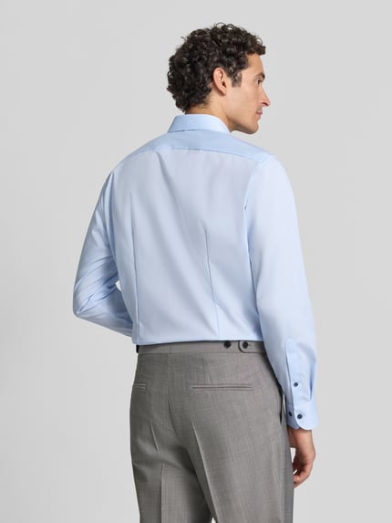 Männermodel trägt Regular Fit Businesshemd mit Kentkragen von OLYMP, unifarben in Hellblau mit feinem Webdesign, Ganzkörperansicht Rückansicht.