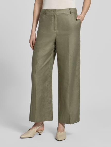 Vrouwenmodel draagt Leinenhose mit Bügelfalten und Gesäßtasche van Christian Berg Woman Selection, olijfgroen, wide leg, puur linnen, detailopname benen, context: dames linnen broek, binnenbeenlengte 71 cm, taillewijdte 41 cm.