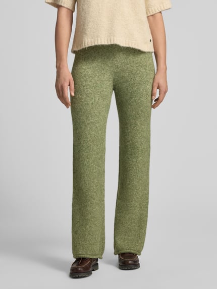 Frauenmodel trägt Hose mit Strickoptik von VERO MODA, grün meliert, elastischer Bund mit Tunnelzug, Stricktextur, Ganzkörperansicht von vorne. Damen Weite Hose, Schlupfhose, bequem verarbeitet.