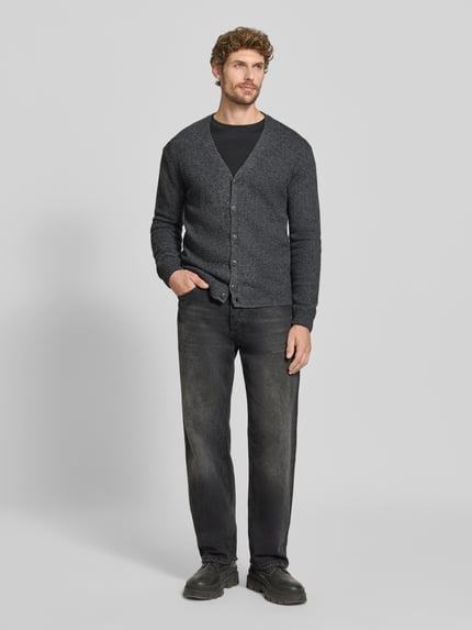 Männermodel trägt Cardigan mit V-Ausschnitt Modell 'KARL' von Casual Friday, Dunkelgrau, Baumwoll-Mix, Regular Fit, Ganzkörperansicht von vorne