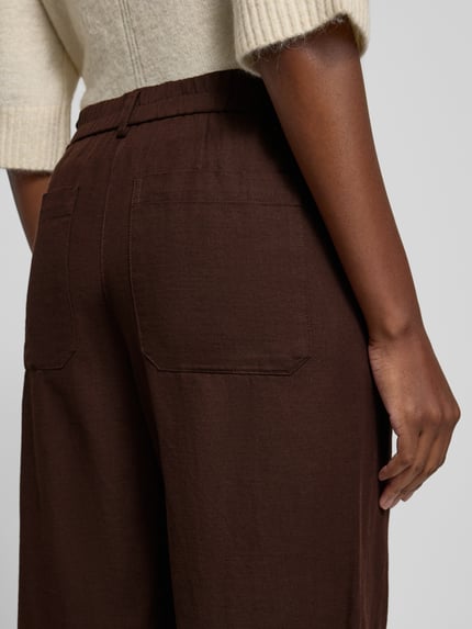 Vrouwenmodel draagt Culotte met Eingrifftaschen Modell 'Meeri breath' van OPUS, katoenmix met linnen, wide leg fit, opgestikte achterzakken, detailopname achterkant.