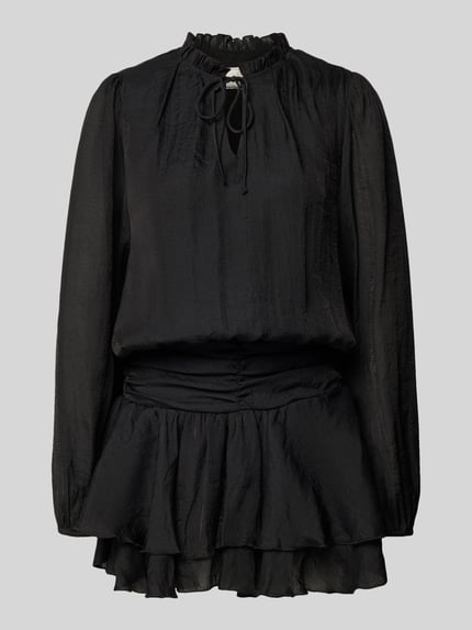 Produktfoto, schwarzes Cocktailkleid im Stufen-Look Modell 'Bari' von Neo Noir aus Chiffon, taillierter Schnitt, Schlüsselloch-Ausschnitt, Minikleid.