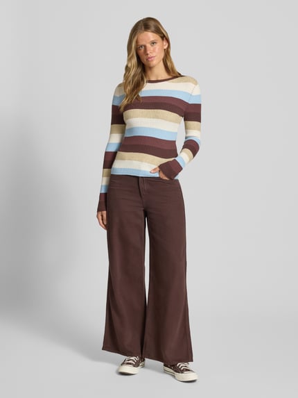 Vrouwenmodel draagt Regular Fit Pullover aus Viskose-Mix Modell 'IBI' van ONLY, bruin-blauw gestreept, ribtextuur, Ganzkörperansicht von voren.