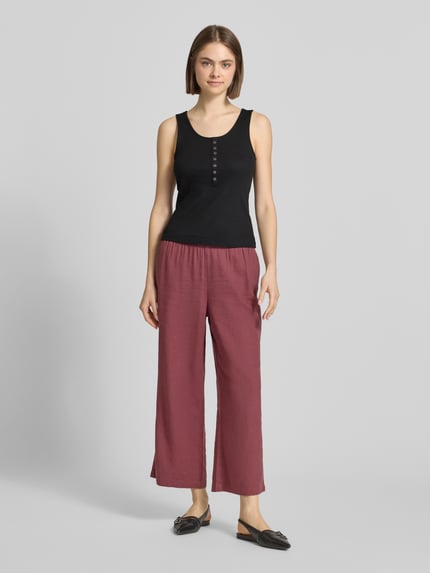 Modelka kobieca nosi Slim Fit Tank Top aus Baumwoll-Mix Modell 'SIMPLE' od Only, czarny, gładki, szerokie ramiączka, drobny prążek, U-dekolt, widok całej sylwetki z przodu.