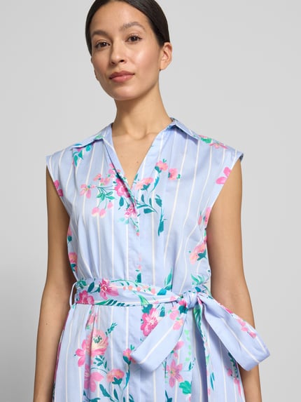 Frauenmodel trägt Hemdblusenkleid mit V-Ausschnitt und Bindegürtel von Milano Italy aus Reine Baumwolle im Allover-Look, A-Linie, Midikleid, Nahaufnahme Oberkörper.