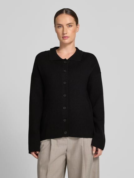 Frauenmodel trägt Cardigan aus Viskose-Mix mit Polokragen von Christian Berg Woman, Regular Fit, Ripp-Optik, schwarze Farbe, Ganzkörperansicht von vorne.
