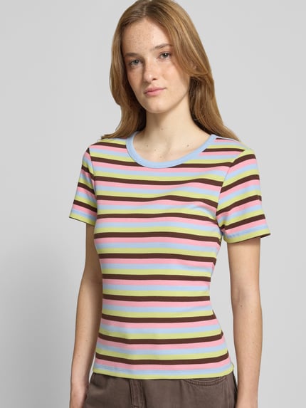 Frauenmodel trägt Slim Fit T-Shirt aus Baumwoll-Mix Modell 'MAY' von Pieces im bunten Streifenmuster, Damen T-Shirt, Nahaufnahme Oberkörper.