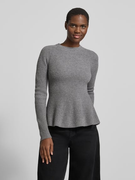 Frauenmodel trägt Kurzmantel aus Wolle mit Rippstrick von MAX&Co., grau, figurbetonte Longline-Passform, Strukturmuster, Nahaufnahme Oberkörper.