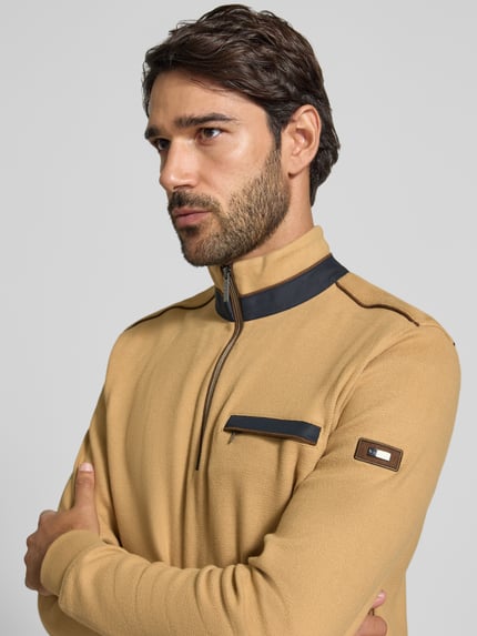 Männermodel trägt Sweatshirt mit Stehkragen und Reißverschluss von bugatti, bawełniany mix, krój regular fit, brązowy, kieszeń na piersi, długość tyłu w rozmiarze M: 67 cm, długość rękawa w rozmiarze M: 66 cm, zbliżenie na górną część ciała