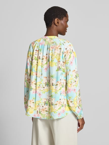Frauenmodel trägt Regular Fit Bluse aus Viskose im Allover-Look von Emily Van den Bergh mit buntem Muster, Rückenlänge 63 cm, Ganzkörperansicht Rückansicht.