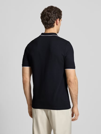 Männermodel trägt Regular Fit Poloshirt mit Baumwoll-Anteil von HECHTER PARIS in Schwarz mit weißen Details, Rückenansicht, Ganzkörperansicht Rückansicht. Elastischer Baumwoll-Mix, Polokragen mit Reißverschluss, elastische Ärmelabschlüsse, Rückenlänge bei Größe M: 69 cm.