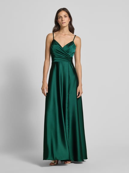Modelka nosi Abendkleid mit Spaghettiträgern und V-Ausschnitt von Laona, zielony, satynowy materiał, krój slim fit, marszczenia, długość maxi, szerokość w rozmiarze 36: 39 cm, długość tyłu: 155 cm, widok całopostaciowy z przodu.