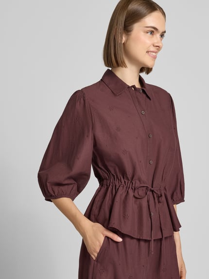 Frauenmodel trägt Regular Fit Kurzarmbluse aus reiner Baumwolle von Marc O'Polo DENIM in Dunkelrot mit feiner Struktur, Nahaufnahme Oberkörper.
