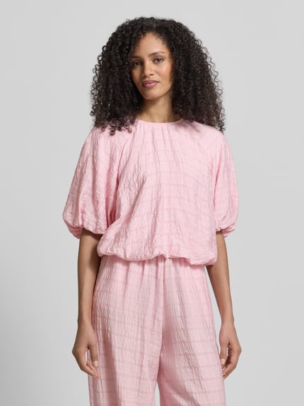 Frauenmodel trägt Regular Fit Bluse mit Strukturmuster von Jake*s Casual in Hellrosa, Ballon-Optik, Rundhalsausschnitt, Ganzkörperansicht von vorne. Rückenlänge bei Größe 36: 50 cm, Ärmellänge: 38 cm.