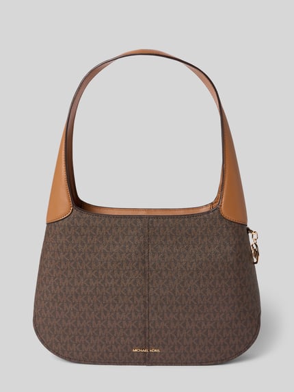 Produktfoto, Shoulder Bag mit Allover-Logo-Print Modell 'Alice' von MICHAEL Michael Kors in Braun mit Logo-Detail, Reißverschluss und Schulterriemen, strukturierte Textur, rechteckige Form, Kontext: Hauptfach mit Reißverschluss, Reißverschlussfach innen, Größe 31x24x7 cm, Riemen 65 cm.