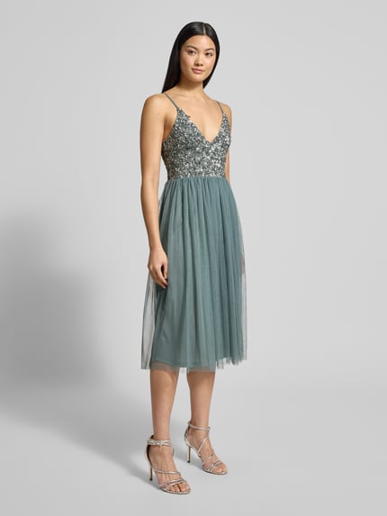 Vrouwenmodel draagt Cocktailkleid mit Pailettenbesatz van Lace & Beads in grijs met glanzende pailletten, taillering en V-hals, volledige vooraanzicht.