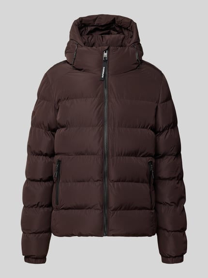Produktfoto, Steppjacke mit Label-Stitching und Kapuze von Superdry in Braun, Reißverschluss, seitliche Eingrifftaschen, elastische Ärmelabschlüsse, gerader Schnitt, glatte und gesteppte Textur, Kontexthinweis: Rückenlänge bei Größe M 67 cm, Schulterbreite 48 cm, Brustweite 58 cm, Ärmellänge 72 cm