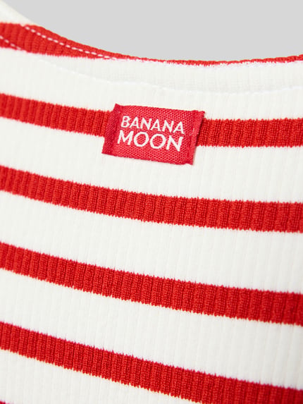 Produktfoto, kostium kąpielowy z drobnym prążkowaniem, czerwono-białe paski, naszywka z logo z tyłu, model 'LUNELY NAUTICAL' od Banana Moon, mieszanka materiałów z dodatkiem streczu