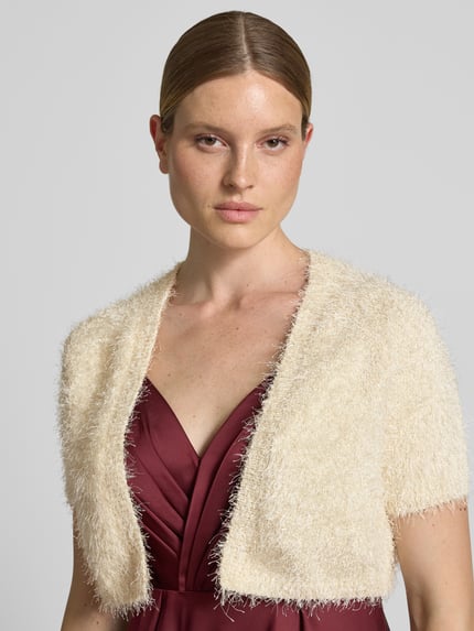Vrouwenmodel draagt Cropped Bolero mit 1/2-Arm van V.M., straight fit, open voorkant, lengte rug maat S 41 cm, Nahaufnahme bovenlichaam.