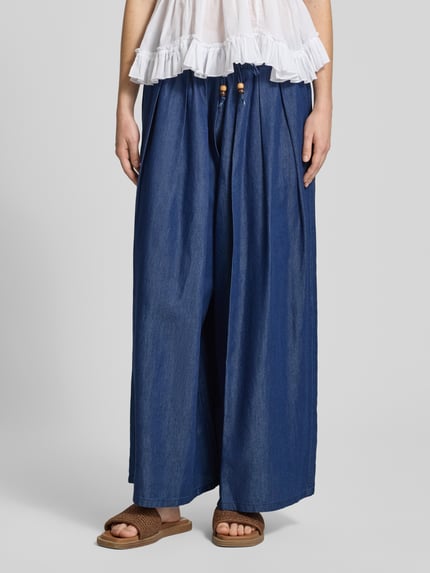 Vrouwenmodel draagt blauwe regular fit culotte van mix van katoen en lyocell, Regular Fit Culotte aus Baumwoll-Lyocell-Mix Modell 'BEA BEAD' van Only, dames culotte, detailopname voorkant