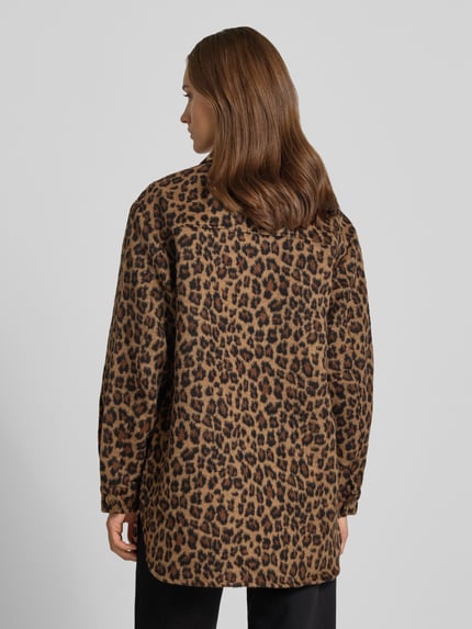 Frauenmodel trägt Oversized Hemdjacke mit Umlegekragen Modell 'SAGA' von PIECES in Braun mit Leopardenmuster, Ganzkörperansicht Rückansicht. Damen Hemdjacke von PIECES.