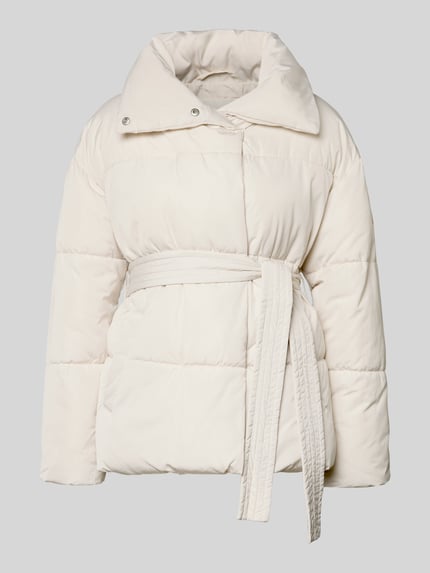 Produktfoto, Gewatteerd jack met opstaande kraag, steekzakken en strikceintuur Model 'Margitta' van LeGer by Lena Gercke, regular fit, crèmekleur, glad oppervlak, zichtbare doorgestikte naden, maatinfo: ruglengte 70 cm, schouderbreedte 57 cm, borstwijdte 58 cm, mouwlengte 55 cm.