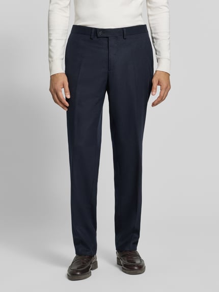Männermodel trägt donkerblauwe Anzughose mit Bügelfalte und Eingrifftaschen van Christian Berg Men, Materiaalmix met scheerwol, straight fit, knoop-, haak- en ritssluiting, Franse steekzakken, strookzak aan de achterkant, bandwijdte maat 50: 47 cm, binnenbeenlengte maat 50: 82 cm, Ganzkörperansicht von vorne.