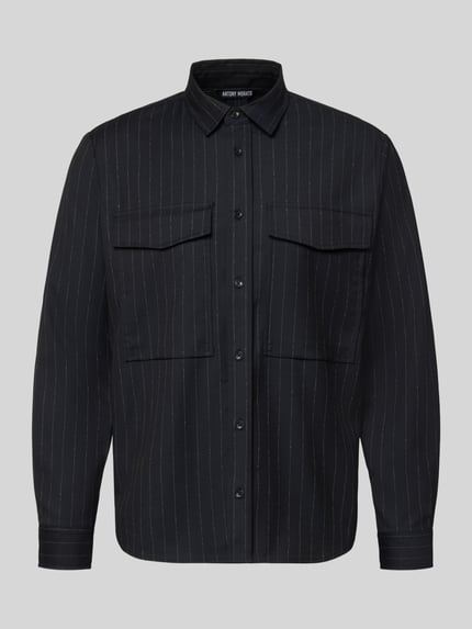 Produktfoto, Regular Fit Overshirt mit Pattentaschen von Antony Morato, Mieszanka materiałów z dodatkiem wiskozy, krój regular fit, kołnierzyk typu kent, listwa guzikowa, kieszenie z patką, zaokrąglony dół, sportowe mankiety, długość tyłu w rozmiarze 46: 75 cm, czarne, cienkie białe prążki, gładka tekstura